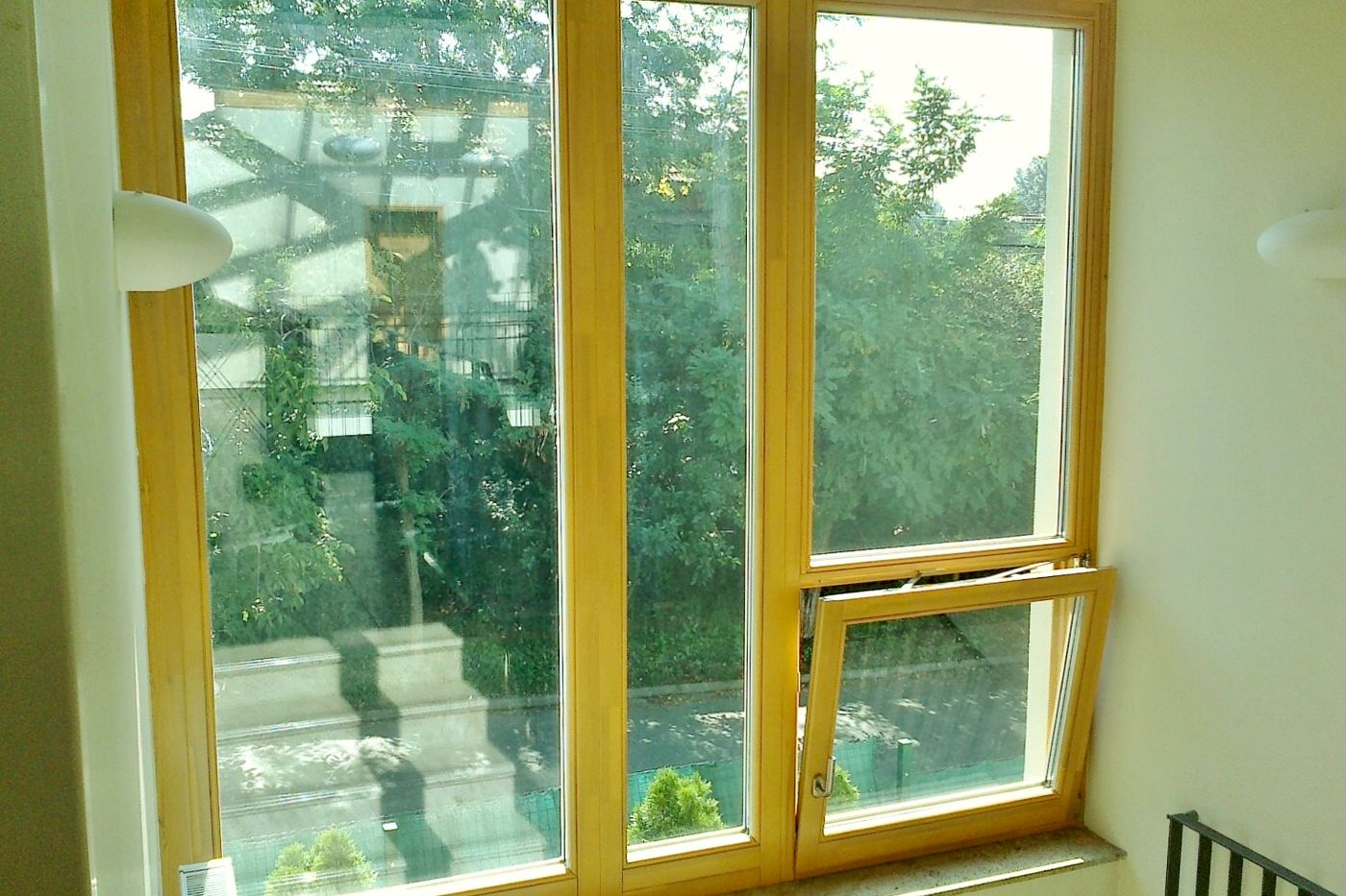hőszigetelt lépcsőházi üvegfal bukó ablakkal